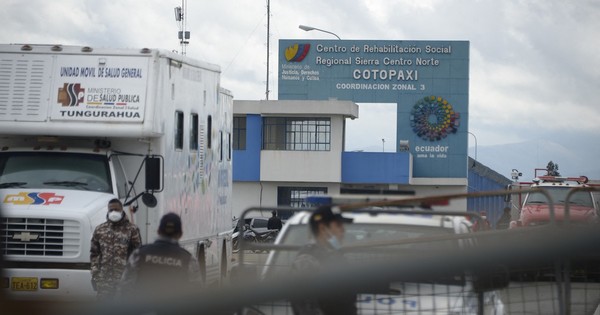 La Nación / Ecuador declara en emergencia cárceles tras motines que dejan 22 muertos