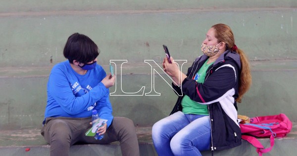 La Nación / Salud destaca que jóvenes “arrastran” a mayores a vacunarse contra el COVID-19