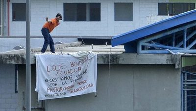 Motines en dos cárceles de Ecuador dejan 21 muertos y 50 heridos