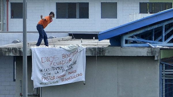 Motines en dos cárceles de Ecuador dejan 21 muertos y 50 heridos