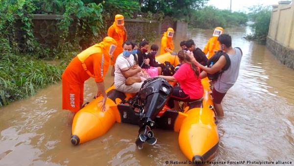 Decenas de muertos tras inundaciones y deslizamiento de tierras en India