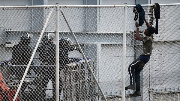 Cerca de 240 migrantes saltaron la valla de Melilla que separa Marruecos de España