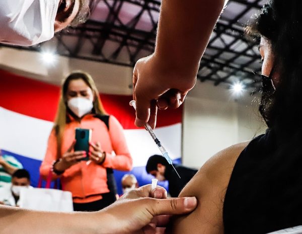 Paraguay celebra vacunación de un millón de personas en tres semanas y garantiza segunda dosis