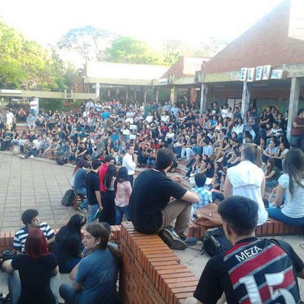 Protestan por situación de estudiantes de FADA UNA para aplicar al examen de admisión