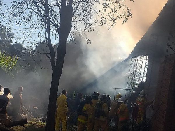 Voraz incendio se registró en una yerbatera ubicada en la ciudad de Edelira