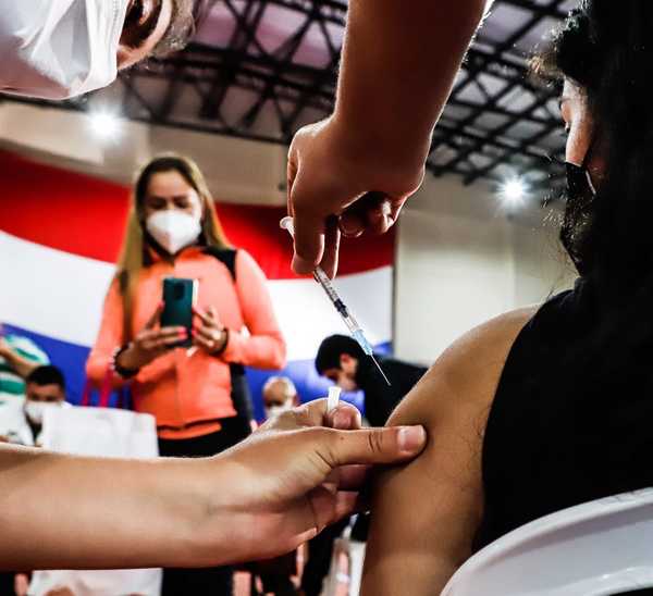 Paraguay celebra vacunación de un millón de personas en tres semanas