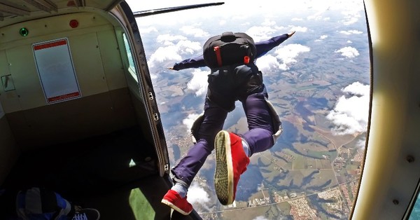Hombre sobrevive a una caída de 4.500 metros luego de que su paracaídas no se abriera - SNT