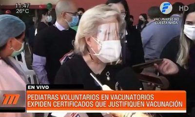 Pediatras voluntarios expiden certificados en vacunatorios | Telefuturo