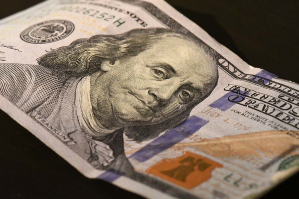 Billete verde concluye la semana al alza: cotiza a 6.916 guaraníes