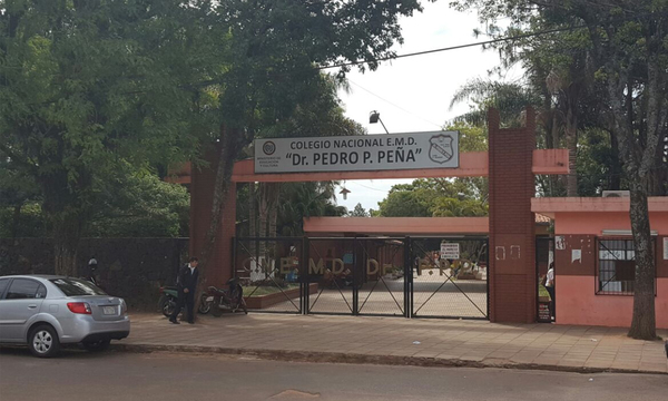 Hurtan vehículo estacionado frente al colegio Pedro P. Peña de Coronel Oviedo - OviedoPress
