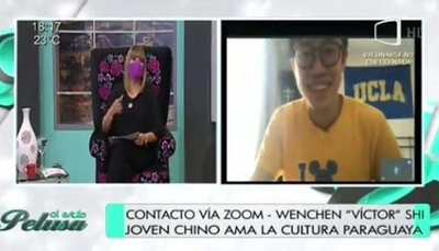 Joven chino cantó "Regalo de Amor" en "Al Estilo Pelusa"