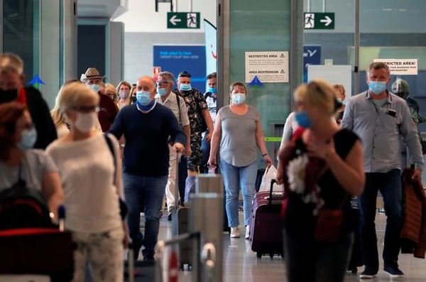 La ministra de Salud de España cree que hará falta una tercera dosis contra el coronavirus