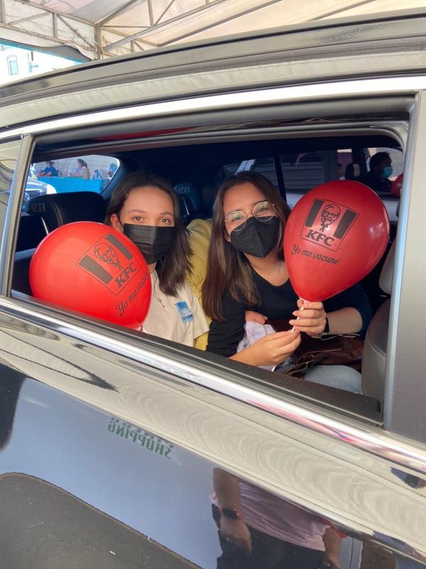Unos 10 mil adolescentes con enfermedades de base fueron vacunados en Central en una jornada de bullicio y alegría - Nacionales - ABC Color
