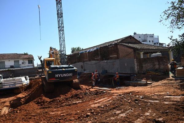 Casa histórica está en mal estado, según informe, pero edificio avanza a su lado - Nacionales - ABC Color