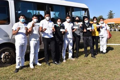Trabajadores coparon con minibuses ayer el ex-Aratirí  - Nacionales - ABC Color