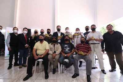 Comisión de Zapateros de la ciudad de Caaguazú, reciben materiales para mejorar y promocionar sus productos