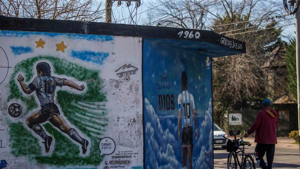 Una "revolución cultural" en barrio del cementerio de Maradona