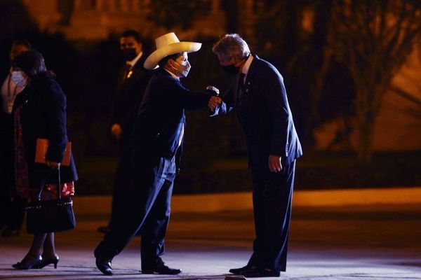 Pedro Castillo recibe credenciales de presidente electo de Perú - Mundo - ABC Color