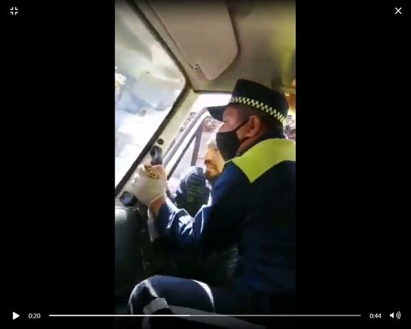 Sumarian a dos agentes de PMT tras pelea con ciudadano - Nacionales - ABC Color