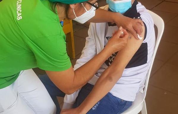 Exitosa jornada de vacunación a adolescentes con patologías de base