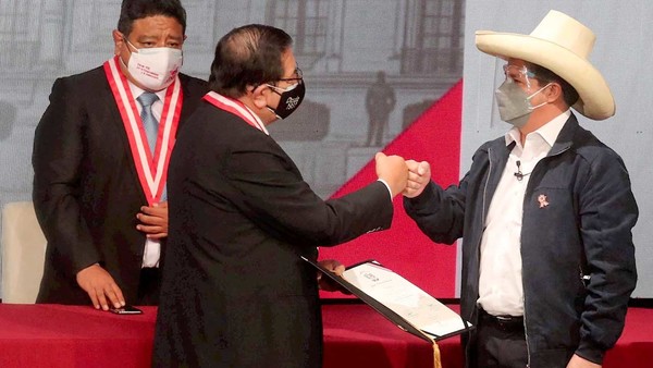 Pedro Castillo al recibir credenciales como presidente electo de Perú: “No somos chavistas”