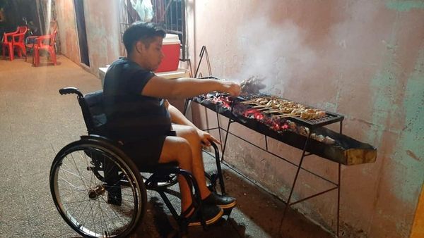 Joven con discapacidad se gana la vida vendiendo asaditos