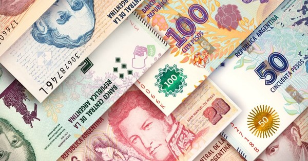 La Nación / El peso argentino se hunde en el mercado paralelo