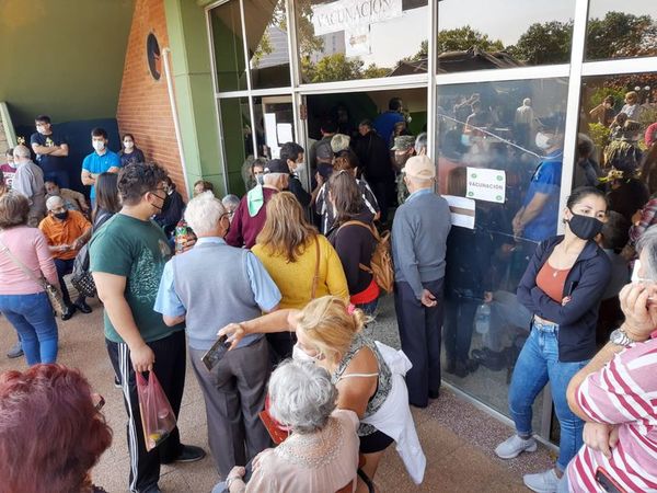 Abuelos se aglomeran para recibir segunda dosis ante mala organización - Nacionales - ABC Color