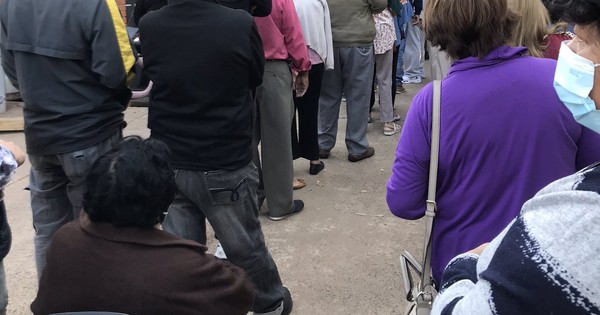 La Nación / Adultos mayores se quejan por aglomeración y desorden en Hospital de Trinidad