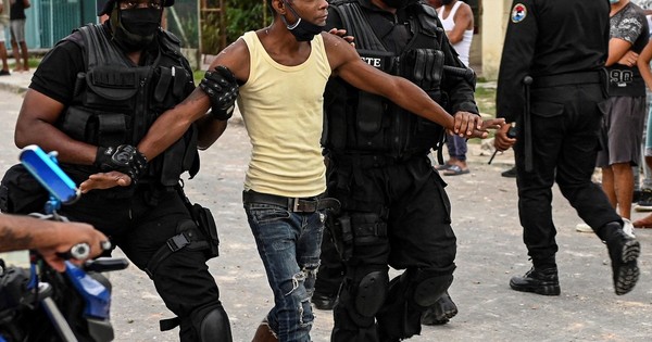 La Nación / El calvario de las familias de detenidos tras las protestas en Cuba