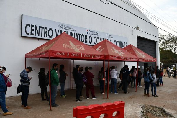 Buena afluencia para segunda dosis anticovid y poca gente en el ex Aratirí para la primera - Nacionales - ABC Color