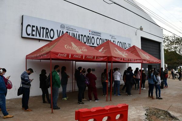 Buena afluencia para segunda dosis anticovid y poca gente en el ex Aratirí para la primera  - Nacionales - ABC Color