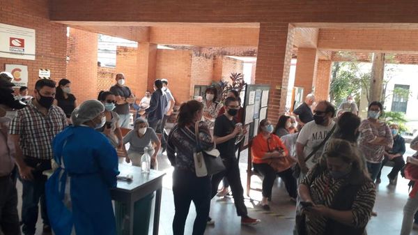 Denuncian el extravío de boletas de vacunación y mala organización en la Cruz Roja - Nacionales - ABC Color