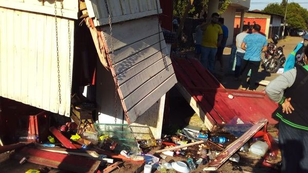 Joven conductor atropella casilla, casi mata a una familia y huye - Nacionales - ABC Color