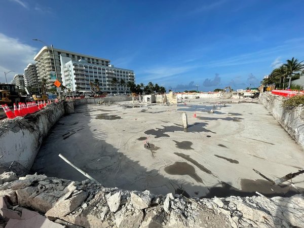 A un mes de la tragedia en Miami, rescatistas finalizan labores en el lugar del derrumbe