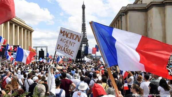 Miles protestan contra restricciones anticovid en Francia