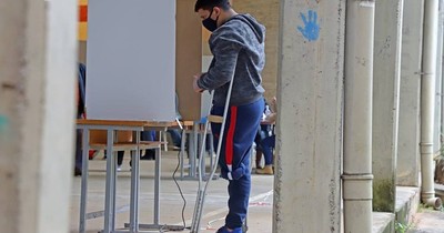 La Nación / Aprueban que 386 voten desde la casa