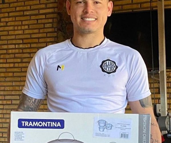 Aguilar también recibió ollas de regalo