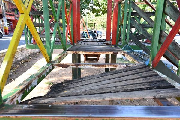 Niños no pueden disfrutar en las plazas destrozadas - Nacionales - ABC Color