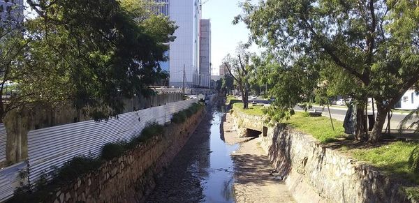En medio de cloaca del arroyo Jaén, oficinas de Gobierno casi concluyen - Nacionales - ABC Color