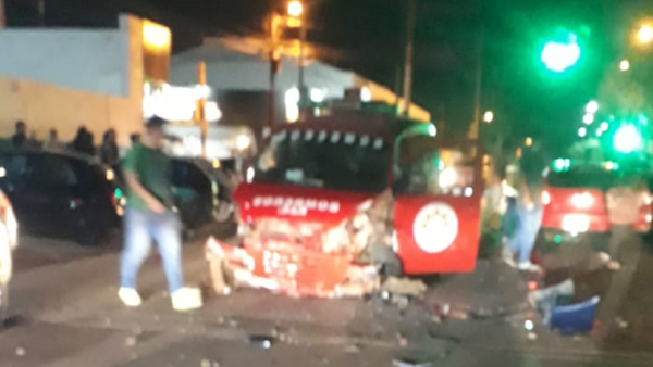 Dos heridos y un bombero golpeado tras dos accidentes en PJC