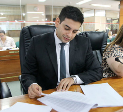 Concejal asunceno con informe de gestión