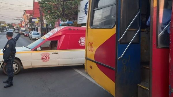 Pasajero sufrió un derrame en el colectivo y chofer lo auxilió