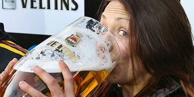 ¡Atención chicas! La cerveza es mejor que una crema antiarrugas