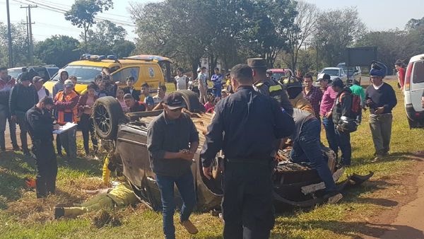 Joven sufre vuelco de vehículo en Ciudad del Este