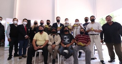 La Nación / Comisión de zapateros de Caaguazú recibió materiales para mejorar sus productos