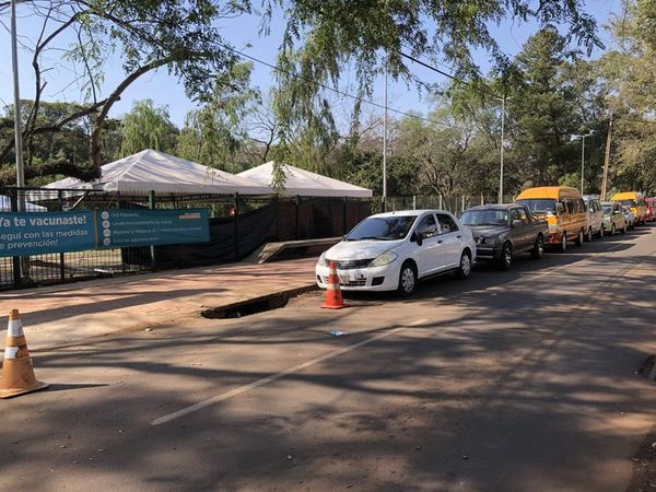 Mayores de 20 años ya aguardan apertura de vacunatorio en CDE - ABC en el Este - ABC Color