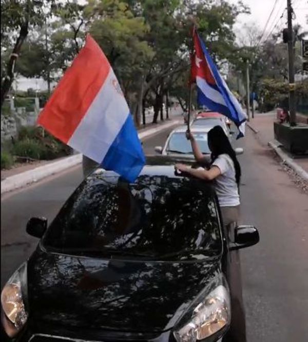 Cubanos en Paraguay apoyan a sus compatriotas y exigen el cese de la represión en la Isla - Nacionales - ABC Color