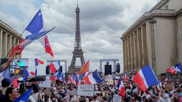 Francia: Detienen a más de 70 personas en las marchas contra el pase sanitario