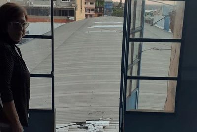Joven cae de techo de edificio al intentar rescatar un gato